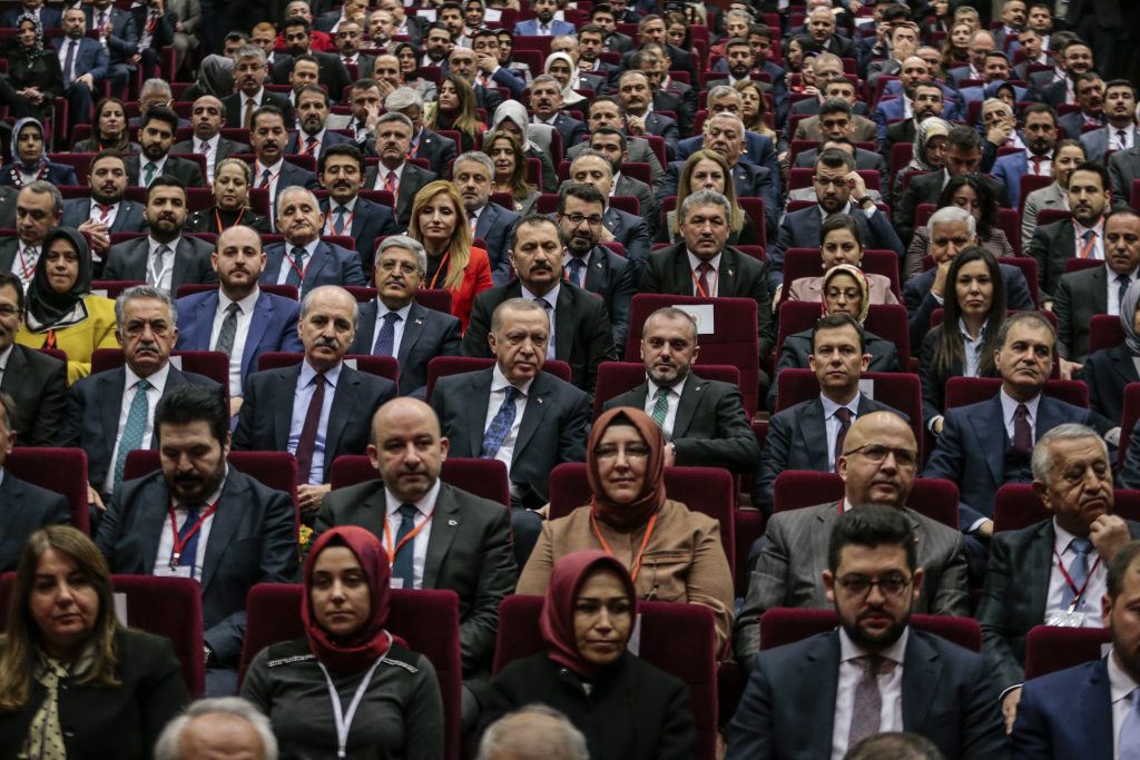 AK Parti kendi ağırlığı altında kalabilir