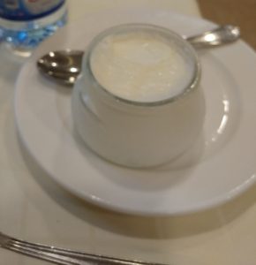 Boğaziçi Lokantasında cam kasede yoğurt