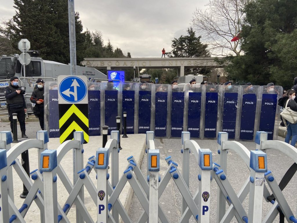 Bir yanda Boğaziçi baskını, bir yanda yeni Anayasa vaadi
