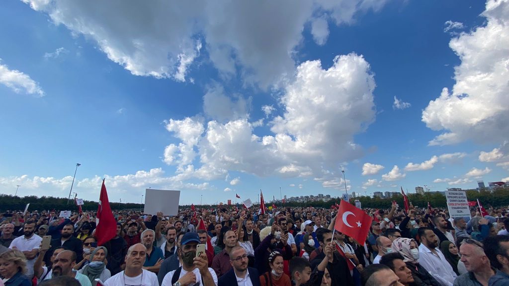 Anti-vaccine rally in Turkey and a chain of contradictions