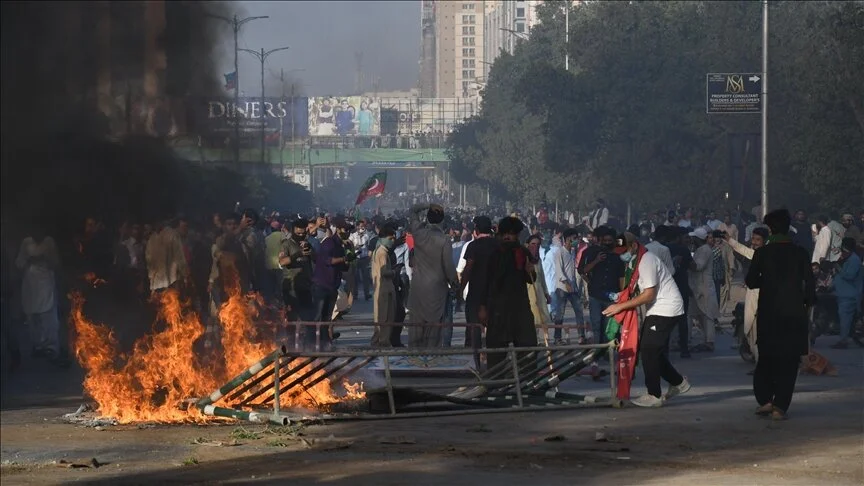 Pakistan'da protesto gösterileri