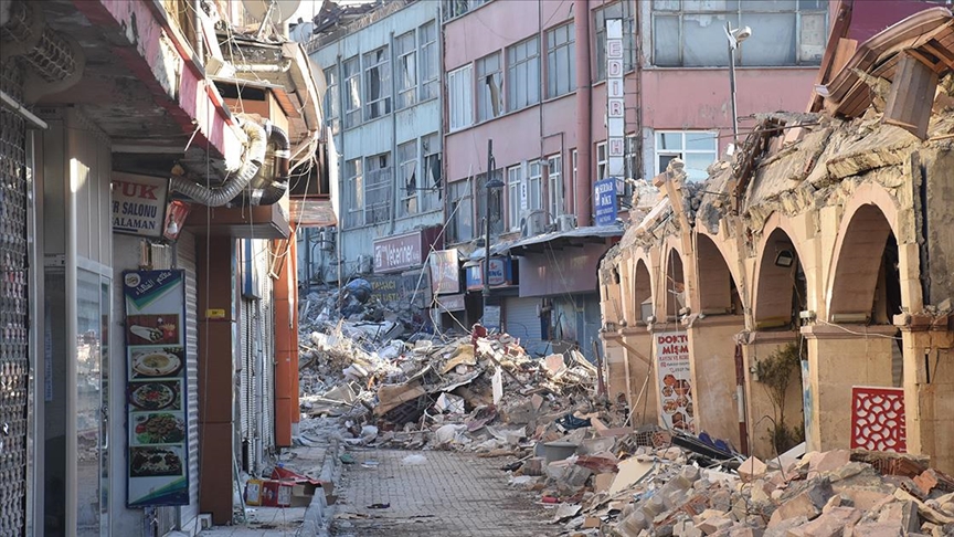 Depremin ardından Malatya: Yıkılmayı bekleyen binalar gibi Dünya