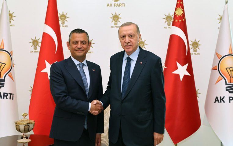 Erdoğan’dan da Özel’den de siyasette yumuşama mesajları