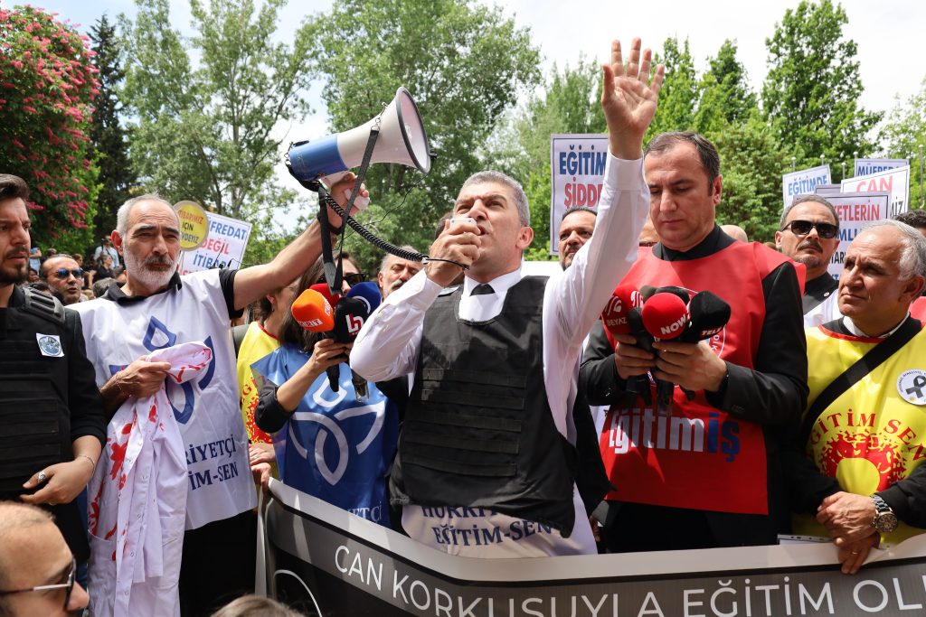Öğretmenler tüm Türkiye’de iş bıraktı: “Daha kaç canımızı vereceğiz?”