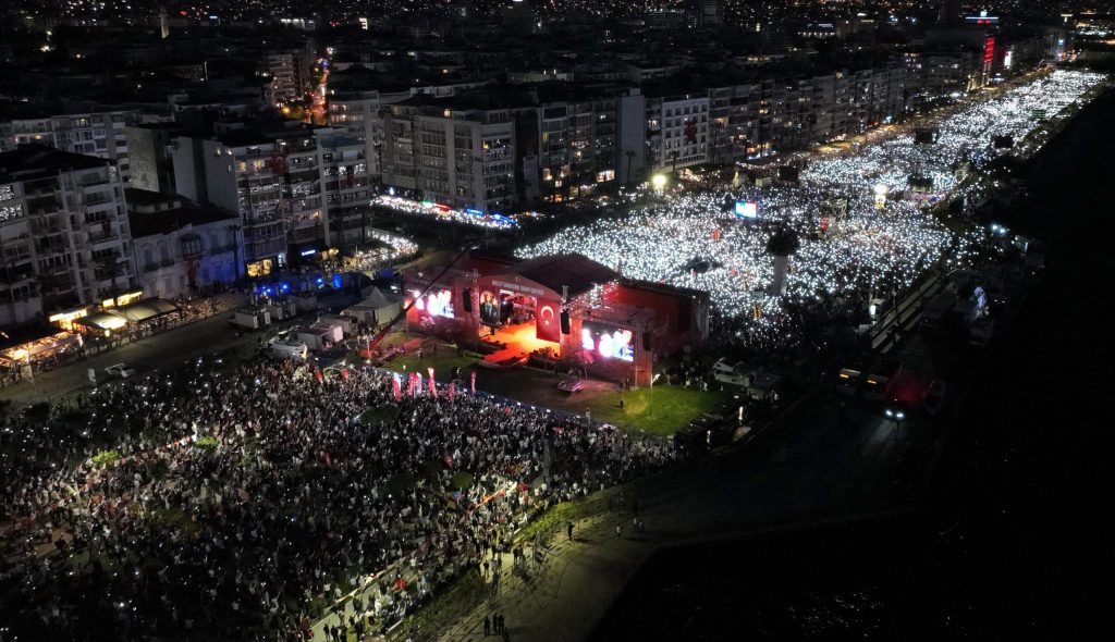 Özel, Erdoğan’a: “Yerel bir diktatörsün. Geldiğiniz gibi gideceksiniz.”