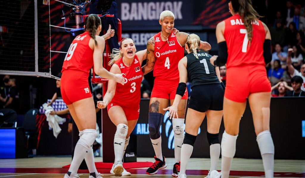 Yüzümüzü voleybol ve basketbol güldürüyor: iki başarı aynı günde geldi