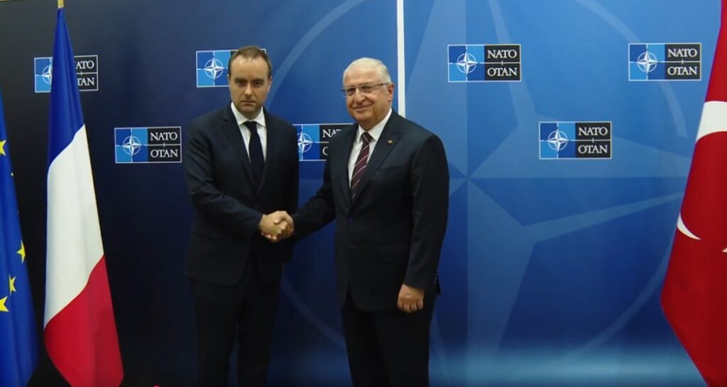 Fransa’nın Yeni Başbakanı Yoğun Protestolar Altında Göreve Başladı