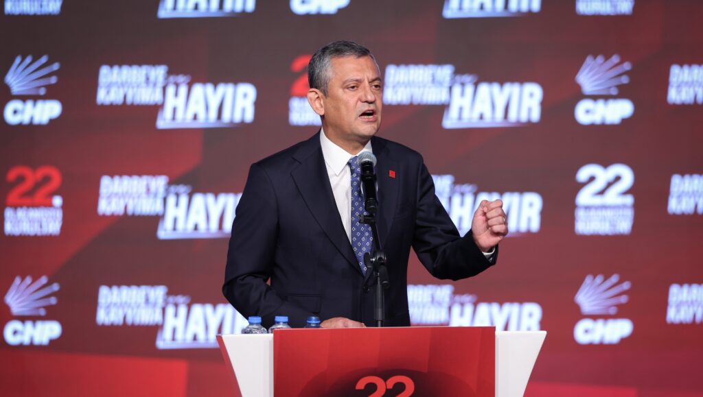 CHP mecburiyetten güven tazeledi: Özel oy birliğiyle yeniden seçildi