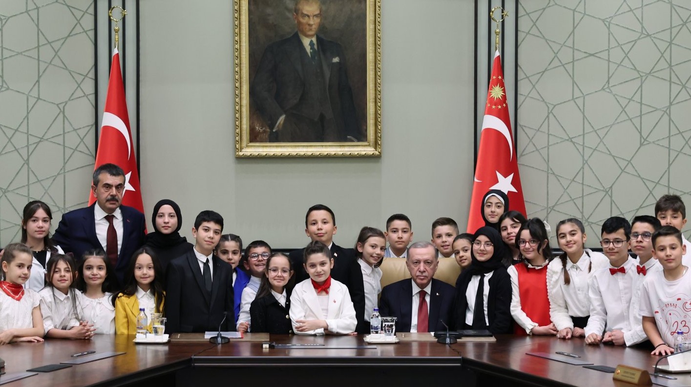 23165739_AA-20240423-34352422-34352421-CUMHURBASKANI_ERDOGAN_BAKAN_TEKIN_VE_BERABERINDEKI_COCUKLARI_KABUL_ETTI