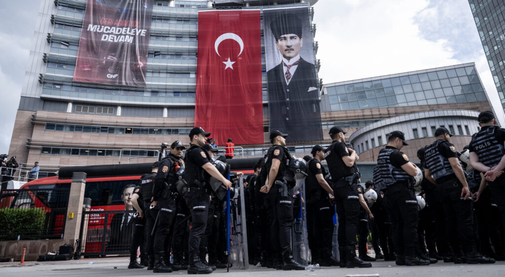 Bu da oldu: Kılıçdaroğlu istedi, polis zorla CHP Genel merkezine girdi