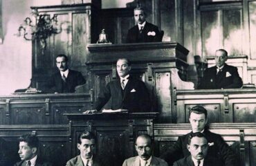 Ataturk_TBMMde_Nutuku_Okuyor