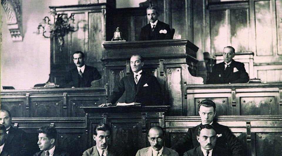 Ataturk_TBMMde_Nutuku_Okuyor