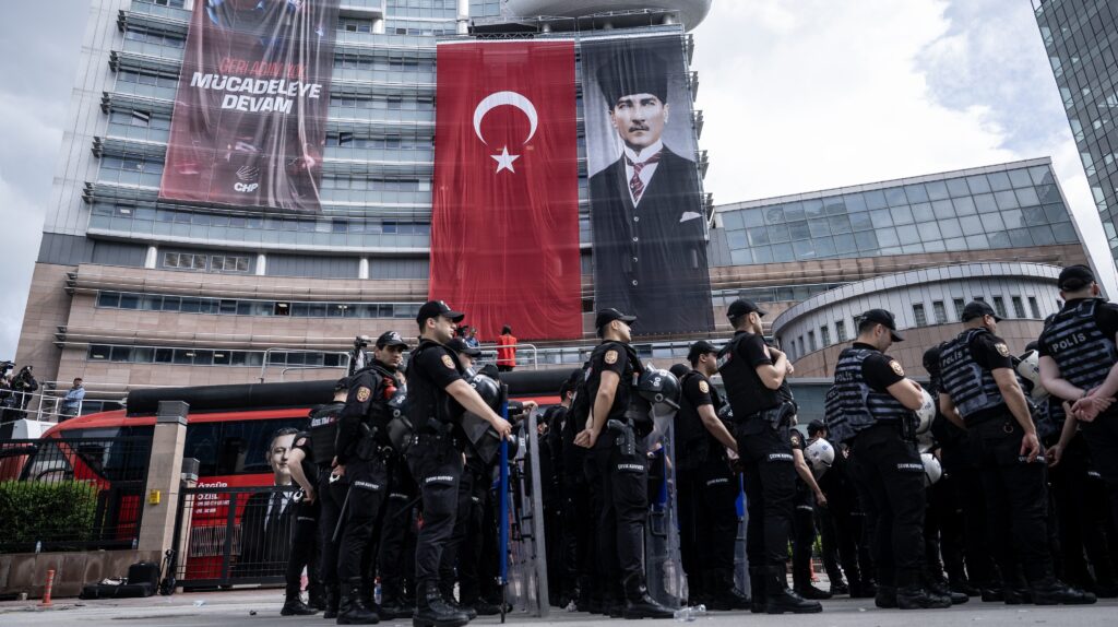 CHP seçmeni Özel’e “Partide kal, mücadele et” diyor ama bu mümkün mü?