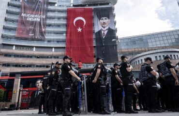 Emniyet ekipleri CHP Genel Merkezi’nin önünde tahliye için bekliyor