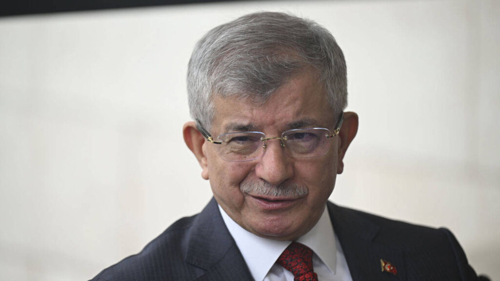 Davutoğlu, aktif siyasetten ayrıldı, Gelecek Partisini feshetti