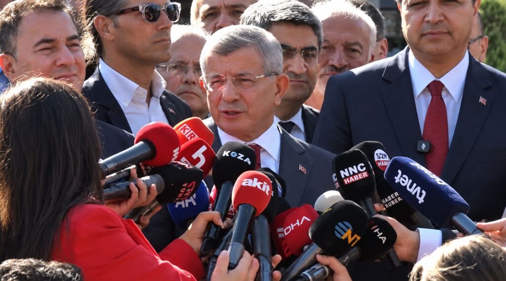 Erdoğan’a hakaretle suçlanan Davutoğlu: sözlerimin arkasındayım
